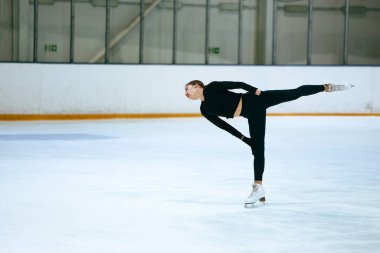 Buz üstünde artistik patenci kız..