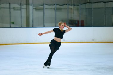 Buz üstünde artistik patenci kız..