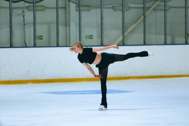 Buz üstünde artistik patenci kız..