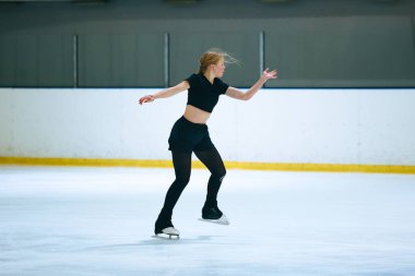 Buz üstünde artistik patenci kız..