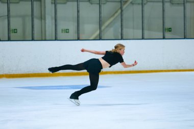 Buz üstünde artistik patenci kız..