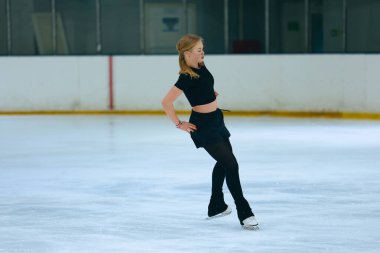 Buz üstünde artistik patenci kız..