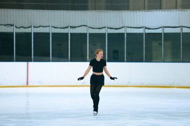 Buz üstünde artistik patenci kız..