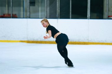 Buz üstünde artistik patenci kız..