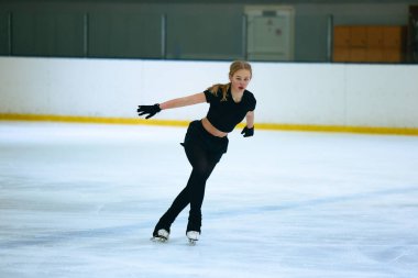 Buz üstünde artistik patenci kız..