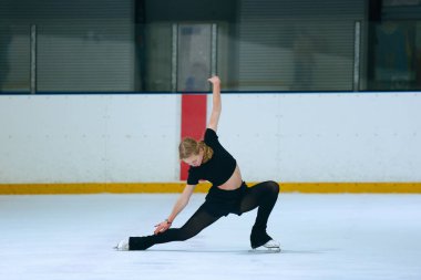 Buz üstünde artistik patenci kız..