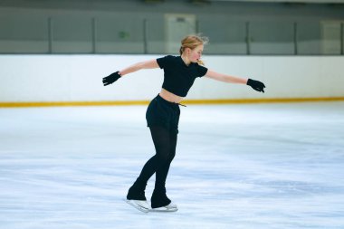 Buz üstünde artistik patenci kız..