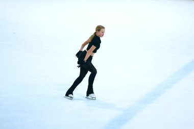 Buz üstünde artistik patenci kız..