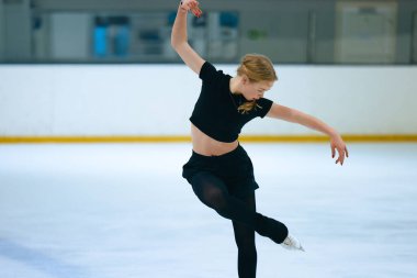 Buz üstünde artistik patenci kız..