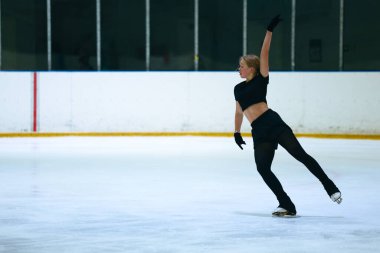 Buz üstünde artistik patenci kız..