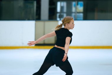 Buz üstünde artistik patenci kız..