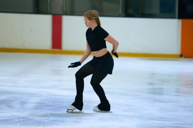  Buz üstünde artistik patenci kız..