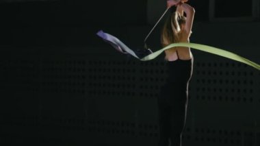 Ritmik jimnastikçi kız spor salonunda antrenman yapıyor..
