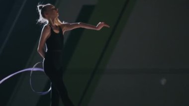 Ritmik jimnastikçi kız spor salonunda antrenman yapıyor..