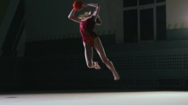 Ritmik jimnastikçi kız spor salonunda antrenman yapıyor..