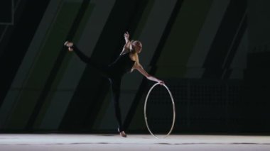 Ritmik jimnastikçi kız spor salonunda antrenman yapıyor..