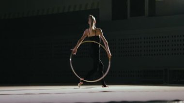 Ritmik jimnastikçi kız spor salonunda antrenman yapıyor..