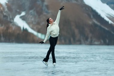 Kış gölünde artistik patinajcı kız..