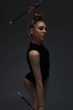 Ritmik jimnastikçi kız stüdyoda..