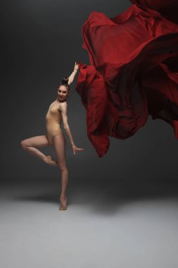 Ritmik jimnastikçi kız stüdyoda..