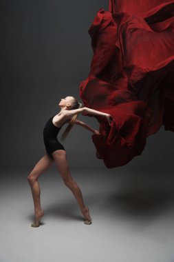 Ritmik jimnastikçi kız stüdyoda..