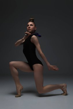 Ritmik jimnastikçi kız stüdyoda..