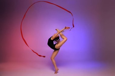 Ritmik jimnastikçi kız stüdyoda..