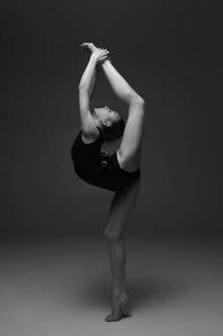 Ritmik jimnastikçi kız stüdyoda..