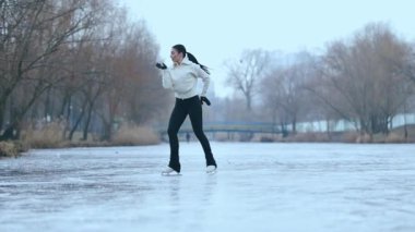 Kış gölünde artistik patinajcı kız..