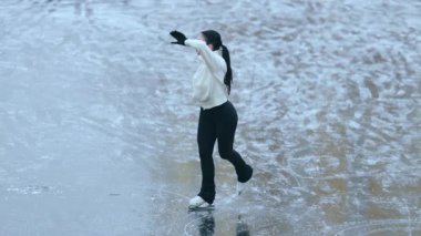 Kış gölünde artistik patinajcı kız..