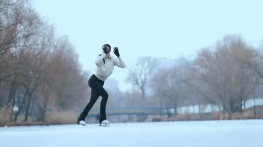 Kış gölünde artistik patinajcı kız..