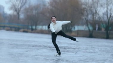 Kış gölünde artistik patinajcı kız..