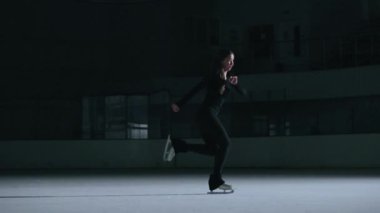 Buz arenasında artistik patinajcı kız.