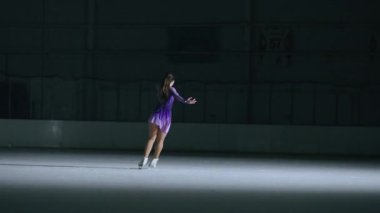 Buz arenasında artistik patinajcı kız.