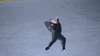 Buz arenasında artistik patinajcı kız.