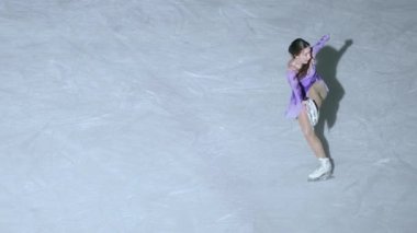 Buz arenasında artistik patinajcı kız.