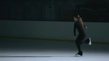 Buz arenasında artistik patinajcı kız.