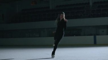 Buz arenasında artistik patinajcı kız.