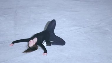 Buz arenasında artistik patinajcı kız.
