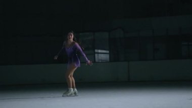 Buz arenasında artistik patinajcı kız.