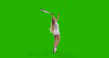 Yeşil ekranda tenis oynayan kadın tenisçi.