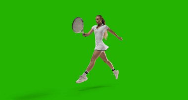 Yeşil ekranda tenis oynayan kadın tenisçi.