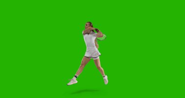 Yeşil ekranda tenis oynayan kadın tenisçi.