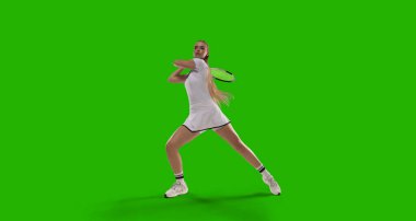 Yeşil ekranda tenis oynayan kadın tenisçi.