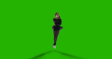 Yeşil ekranda artistik patinajcı kadın. 