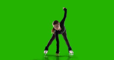 Yeşil ekranda artistik patinajcı kadın. 