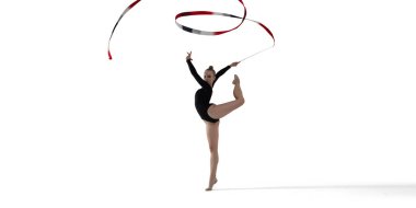 Beyaz arka planda ritmik jimnastik yapan kadın..