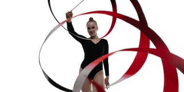 Beyaz arka planda ritmik jimnastik yapan kadın..