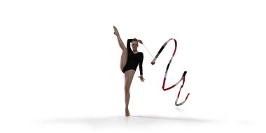 Beyaz arka planda ritmik jimnastik yapan kadın..