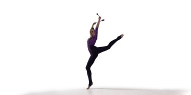 Beyaz arka planda ritmik jimnastik yapan kadın..